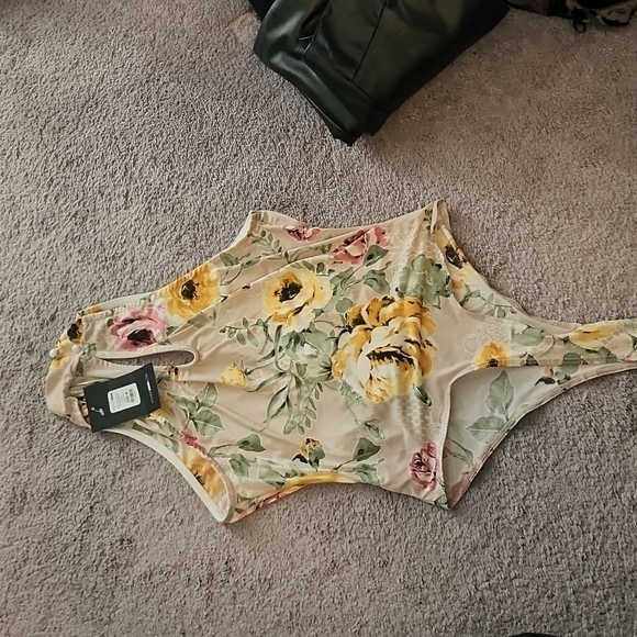 FASHION NOVA  Drown me in flowers plunge body suit - Picture 3 of 4